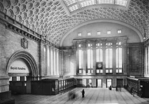 Leipzig, Hauptbahnhof : Leipzig. Hauptbahnhof (1909-1915; W. Lossow, M. H. Kühne). Empfangsgebäude, westliche Eingangshalle