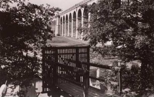 Bunzlau, Eisenbahnbrücke : Bunzlau (Boleslawiec/Polen). Eisenbahnbrücke über den Bober (Bóbr). Schrägansicht durch Gehölze teilweise verdeckt