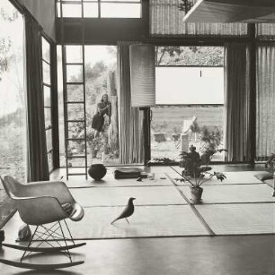 Pat Evans im Haus von Charles Eames
