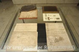 Ausstellungsvitrine "Vor und nach der Restaurierung"
