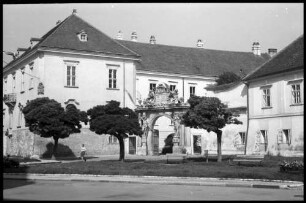 Wiener Neustadt: Pfarrhofgebäude mit Tor