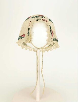 Kinderhaube aus weißer Strickspitze