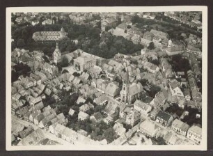 Luftbild: Altstadt von Südosten. Detmold. Schülerstraße mit Martin-Luther-Kirche, Rathaus, Erlöserkirche, Schloss