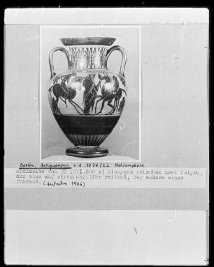 Halsamphora — Dionysos zwischen maultierreitenden und maultierführenden Satyrn