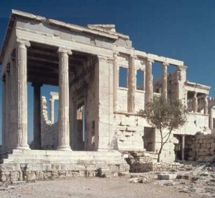 Athen, Akropolis. Erechtheion von Westen mit Nordhalle links, heiligem Ölbaum und Korenhalle rechts