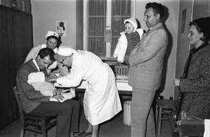Schluckimpfung des Staatlichen Gesundheitsamts gegen Kinderlähmung.