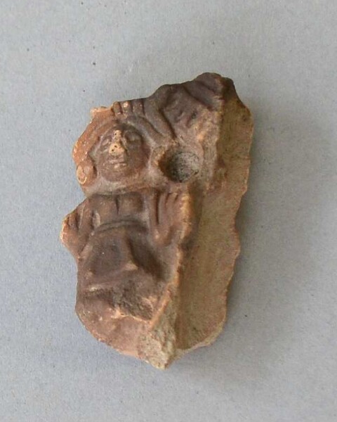 Figurine en argile (fragment de récipient)