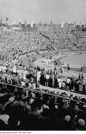 Einmarsch von Sportlern in das Walter-Ulbricht-Stadion