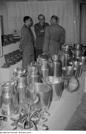 Besucher an einem Messestand mit Haushaltswaren