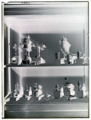 Vitrine mit kunstgewerblichen Gegenständen aus Metall aus der Region Schleswig-Holstein, Ausstellung