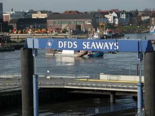 Cuxhaven - Hafengelände mit Landungsbrücke : Landungsbrücke im Seehafen von Cuxhaven, aufgenommen am 24. November 2004