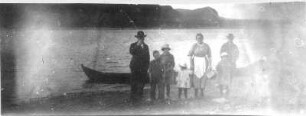 Photographien von Lappland. Gruppe von Kindern und Erwachsenen am Ufer des Tana-Flusses in Norwegen