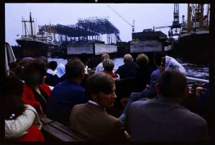 Hamburg: Publikum auf Hafenrundfahrt-Schiff, Hintergrund Docks