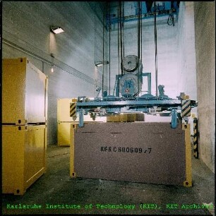 Umladen von Containern in der Hauptabteilung Dekontaminationsbetriebe (HDB)