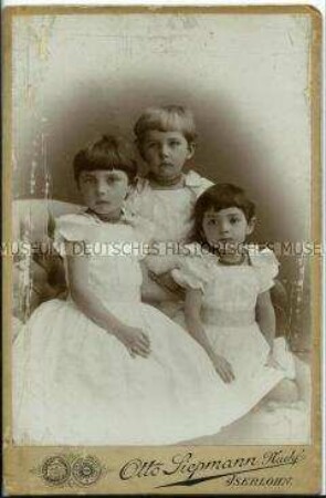 Drei Schwestern in weißen Kleidern
