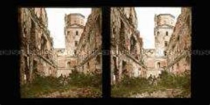 Alte Schlossruine oder Kirchenruine mit Turm und vier Soldaten