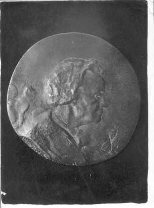 Plakette mit Selbstbildnis : Plakette mit Selbstbildnis. Bronze (1946; E. Richter). Dresden-Striesen, Borsbergstraße 11, Atelier der Bildhauerin