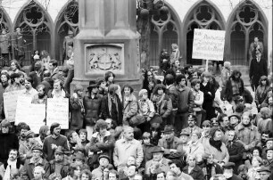 Freiburg: Wahlversammlung auf dem Rathausplatz, am Rednerpult, von oben