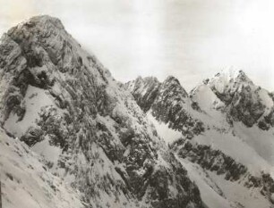Slowakei. Hohe Tatra. Blick von der Lomnitzer Spitze (2634 m) nach Nordwesten. Barany rohy (2536 m ), Cierna stit (2434 m) und Kolovy stit (2418 m)