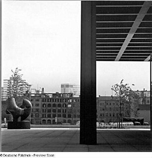 Bogenschütze (Archer) : Blick von der Neuen Nationalgalerie zum "Bogenschützen" (1964; H. Moore)