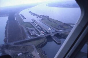 Schleuse Iffezheim in Betrieb