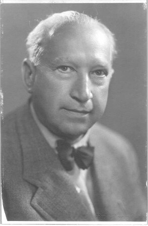 Theodor Blumer (1881-1964; Komponist, Dirigent). Fotografie (Weltpostkarte mit Atelierstempel und Widmung verso) von Photo Klewer, Danzig 1943