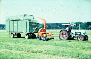 Fotografie: Ernteverfahren, Grassilage, Feldhäcksler gezogen, Umhängeverfahren