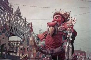 Mardi Gras in Nizza : Reisefotos Frankreich. Nizza. Wagen mit musizierendem Papageienreiter und Clown zum Karnevalsumzug am Mardi gras (Fetter Dienstag)