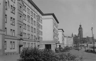 Ansicht der Wohnblocks auf der Windmühlenstraße, im Hintergrund das Neue Rathaus