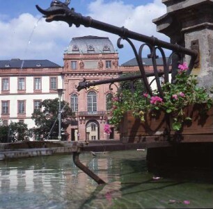 Darmstadt. Blick über den Marktbrunnen zum Residenzschloss (13. Jh.; Grafen von Katzenelnbogen)