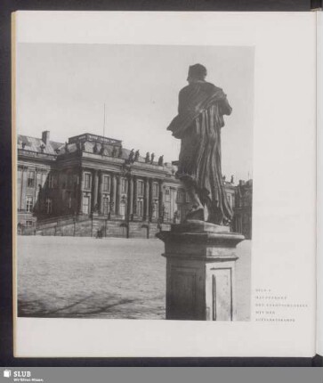 Hauptfront des Stadtschlosses mit der Auffahrtsrampe
