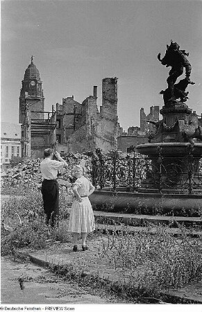 Gänsediebbrunnen : Dresden. Gänsediebbrunnen gegen die Ruinen am Ferdinandplatz und Turm des Neuen Rathauses