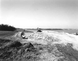 Oberlausitz. Bau des Tunnels Königshainer Berge der Bundesautobahn 4 (1996/1999). Baustelle. Ansicht mit Kettenbagger