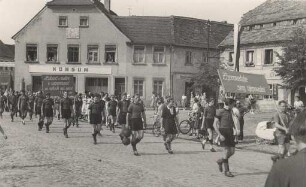 Festumzug sorbischer Studenten in Wittichenau : Swjedźenski ćah studentow na schadźowance w Kulowje