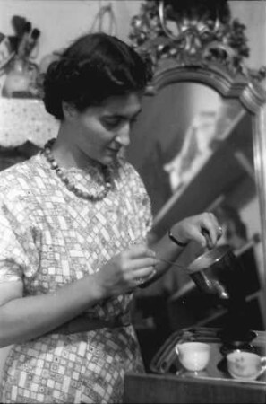Bukarest: Zoe Baicoianu, Bildhauerin, im Atelier, kocht Kaffee