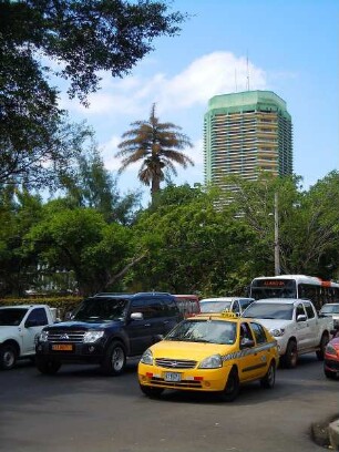Panama-City - Autoverkehr : Wohn-und Bürohochhäuser, Grünanlagen und dichter Autoverkehr prägen das Stadtbild. Aufgenommen am 14. September in Panama-City