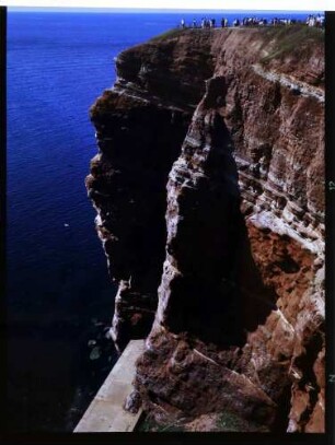 Helgoland: Felsenklippen, oben Menschen