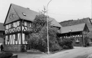 Bischoffen, Bahnhofstraße 2