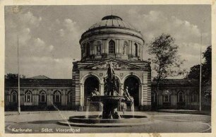 Postkartenalbum mit Motiven von Karlsruhe. "Karlsruhe. Städtisches Vierordtbad". Eingangsbereich des Vierordtbades mit Brunnen
