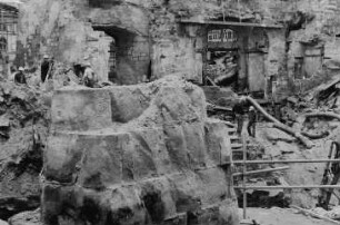 Archäologische Enttrümmerung in der Ruine der Frauenkirche