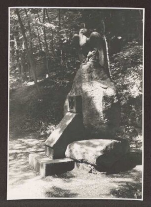 Kriegerdenkmal im Bismarckhain / Seitenansicht. Detmold. Allee. Papierabzug