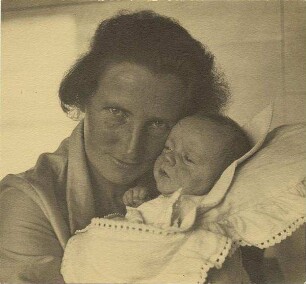 Mutter mit ihrem Kind im Steckkissen