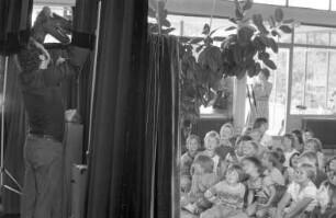 Hanauer Puppentheater von Oskar Feder. Gastspiel in der Friedrich-Ebert-Schule