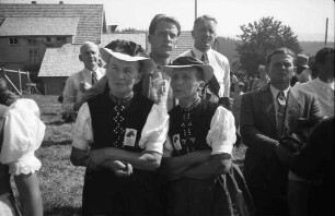 St. Märgen: Tag des Schwarzwälder Pferdes; zwei Bäuerinnen in Tracht