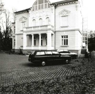 Cottbus, Ostrower Damm. Villa (2.H.19.Jh., 1992). Straßenansicht (Westfassade)