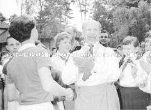 W. Ulbricht spielt mit Pionieren der Pionierrepublik "Wilhelm Pieck" am Werbellinsee Volleyball