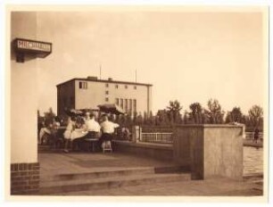 Spielplatz, Hindenburg: Cafe (Milchhalle) mit Terrasse und angrenzendem Wasserbecken. Spielplatz an der Sosnitzaer Straße
