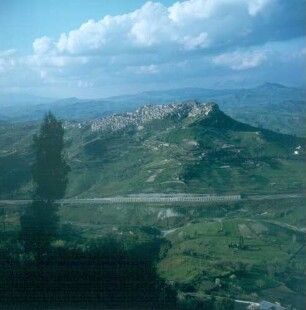 Sizilien. Blick von Enna auf Calascibetta