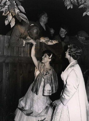 Ufa-Nacht 1955, charmanter Handkuss über´n Bretterzaun Sonja Ziemann