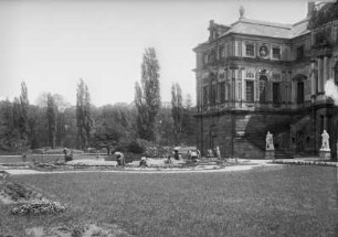 Palais : Blick über das Rondell zum Palais (1678-1683; J. G. Starcke)